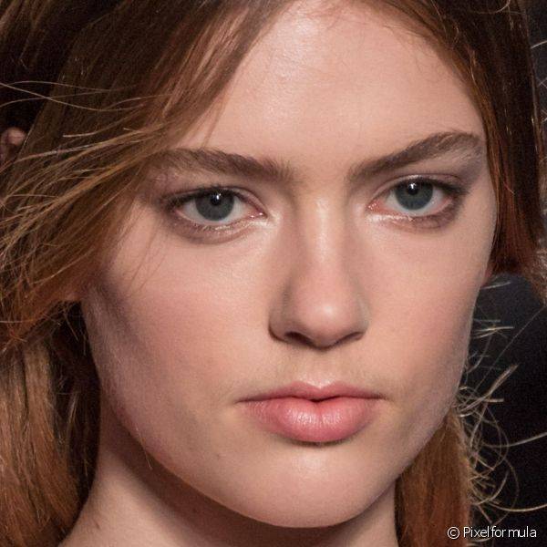 Em uma maquiagem bem suave e delicada, a Valentino criou um discreto esfumado marrom nas p?lpebras superiores e iluminou o canto interno dos olhos de suas modelos